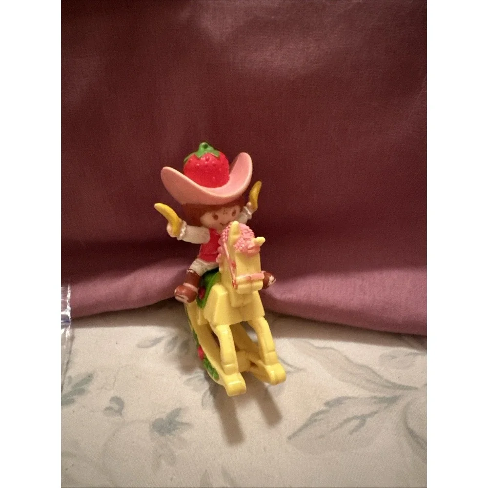 1983 Kenner Strawberry Shortcake on Rockin' Horse Strawberryland Miniatures